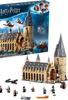 Immagine del set montato e delle 10 minifigure del set LEGO Harry Potter La Sala Grande di Hogwarts 75954