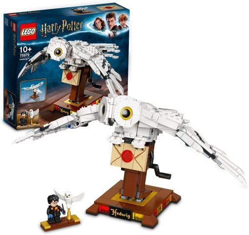 LEGO Harry Potter Edvige 75979 Set montato con Edvige e minifigure di Harry Potter di fronte alla confezione