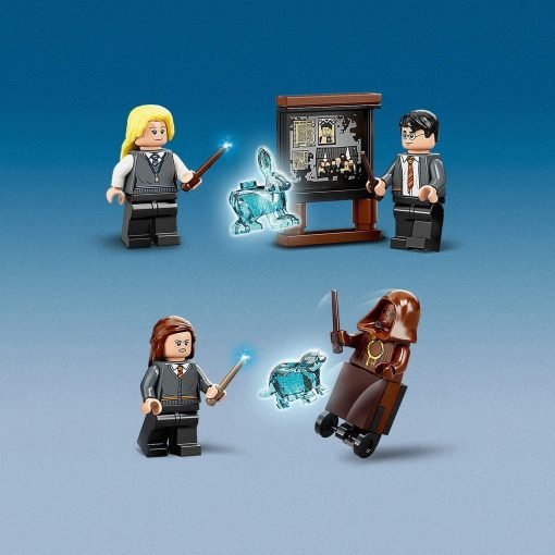 LEGO Harry Potter Stanza delle Necessità di Hogwarts 75966 dettaglio delle minifigure di Harry Hermione Luna Lovegood e Mangiamorte meccanico