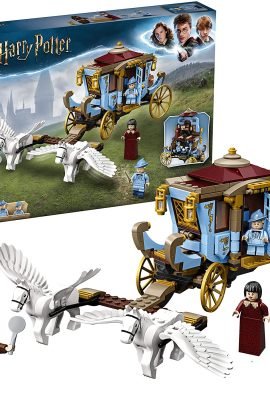 LEGO Harry Potter La Carrozza di Beauxbatons: arrivo a Hogwarts 75958 Immagine della carrozza, dei cavalli alati, delle minifigure di Hagrid, Madame Maxime, Fleur Delacour e Gabrielle Delacour di fronte alla confezione