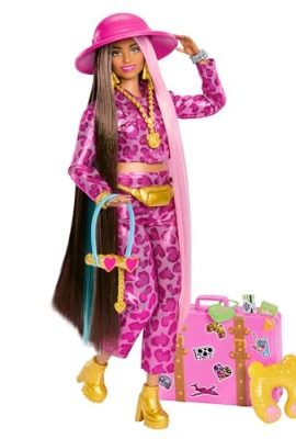 Barbie - Barbie Extra Fly, bambola con look Safari, abito rosa alla moda con stampa animalier e valigia rosa, 15+ accessori a tema inclusi, giocattolo per bambini, 3+ anni, HPT48