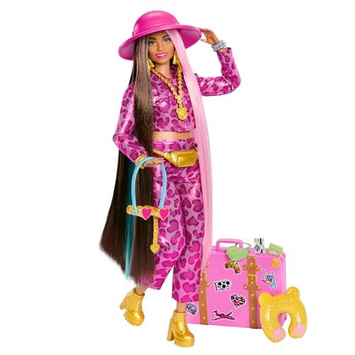 Barbie - Barbie Extra Fly, bambola con look Safari, abito rosa alla moda con stampa animalier e valigia rosa, 15+ accessori a tema inclusi, giocattolo per bambini, 3+ anni, HPT48