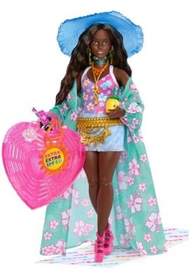 Barbie - Barbie Extra Fly, bambola viaggiatrice con look da spiaggia, cappello e copricostume a tema tropicale e borsa oversize, tanti accessori inclusi, giocattolo per bambini, 3+ anni, HPB14