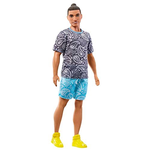 Barbie - Barbie Fashionistas, bambola Ken con capelli castani raccolti in uno chignon, t-shirt e shorts con motivo cachemire, abiti e accessori, giocattolo per bambini 3+ Anni, HJT09
