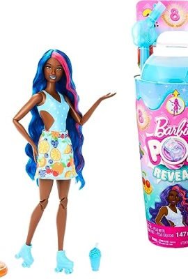 Barbie - Pop Reveal Serie Frutta, bambola a tema punch di frutta con 8 sorprese profumate e con effetto cambia colore, cucciolo e accessori Slime inclusi, giocattolo per bambini, 3+ anni, HNW42