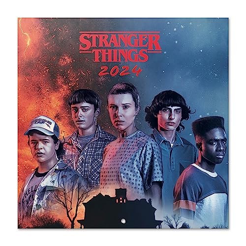 Grupo Erik: Calendario Stranger Things 2024 da Muro + Poster Regalo incluso, 12 mesi, 30x30cm FSC®, ideale come Calendario 2024 da parete, stranger things gadget o stranger things poster