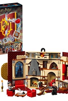LEGO 76409 Harry Potter Stendardo della Casa Grifondoro da Parete per Bambini e Bambine, Giocattolo con Sala Comune del Castello di Hogwarts e 3 Minifigure, Giochi da Viaggio da Collezione