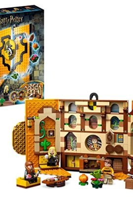 LEGO 76412 Harry Potter Stendardo della Casa Tassorosso da Parete, Giocattolo Sala Comune del Castello di Hogwarts con 3 Minifigure e Mandragola, Giochi da Collezione e Viaggio per Bambini e Bambine