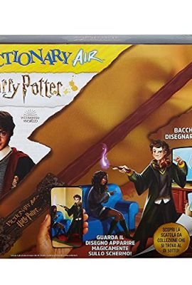 Pictionary Air Harry Potter, Gioco per Disegnare in Aria con la Penna a Forma di Bacchetta Magica, 112 Carte Double-Face con Parole da Indovinare, Giocattolo per Bambini, 8+ Anni, Hdc63
