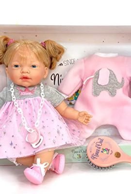 ELSA NINES, bambola di 40cm con vestito di tulle con brillantini e stelle. Bambola con pigiamino come accessorio. Comprende: pettine, succhietto e si presenta in una bella scatola