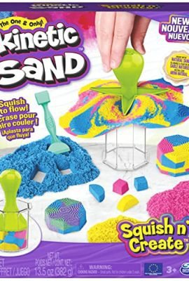 Kinetic Sand, Set Gioco Squish N’ Create, Sabbia Colorata in 3 variazioni, Sabbia cinetica 382 g, 5 Accessori per Modellare la Sabbia, Giocattoli per Bambini e Bambine 3 Anni