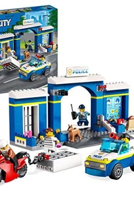 LEGO 60370 City Inseguimento Alla Stazione Di Polizia Con Macchina E Moto Giocattolo, Prigione, Percorso Ad Ostacoli, 4 Minifigure E Figura Di Cane, Giochi Per Bambini