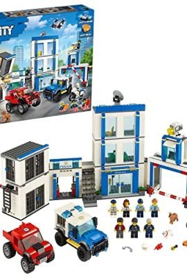 LEGO City Stazione di Polizia, Include 2 Furgoni, Drone, Moto Giocattolo e Mattoncini Sonori e Luminosi, Idea Regalo per Bambini di 6+ Anni, 60246