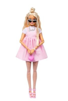 Barbie - Bambola Deluxe Style n.3, con capelli biondi in uno chignon e abito Barbiecore rosa pastello, accessori come fiocco oversize e calze a rete inclusi, giocattolo per bambini, 4+ anni, HYV27