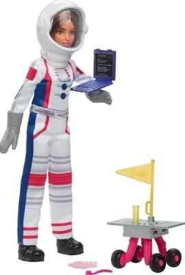 Barbie Carriere Astronauta 65 Anniversario, bambola con tuta e stivali spaziali e 10 accessori a tema, include un rover spaziale con ruote funzionanti, giocattolo per bambini, 3+ anni, HRG45