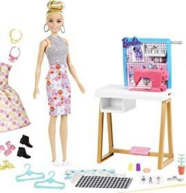 Barbie-Playset Atelier con Bambola Stilista, Outfit alla Moda, Scarpe, Kit da Cucito, manichino e Accessori ala Moda per Creare Vestiti, Giocattolo Bambini 3+ Anni, HDY90 [Esclusivo Amazon]