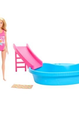 Barbie - Playset Piscina, con bambola bionda in costume rosa intero con stampa tropicale, include piscina, scivolo, telo e bevande, giocattolo per bambini, 3+ anni, HRJ74