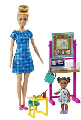 Barbie Carriere - Barbie Insegnante Caucasica, bambola insegnante bionda e bambola bambina castana, con accessori come lavagna a fogli, zainetto e tanto altro, Giocattolo per Bambini 3+ Anni, HCN19