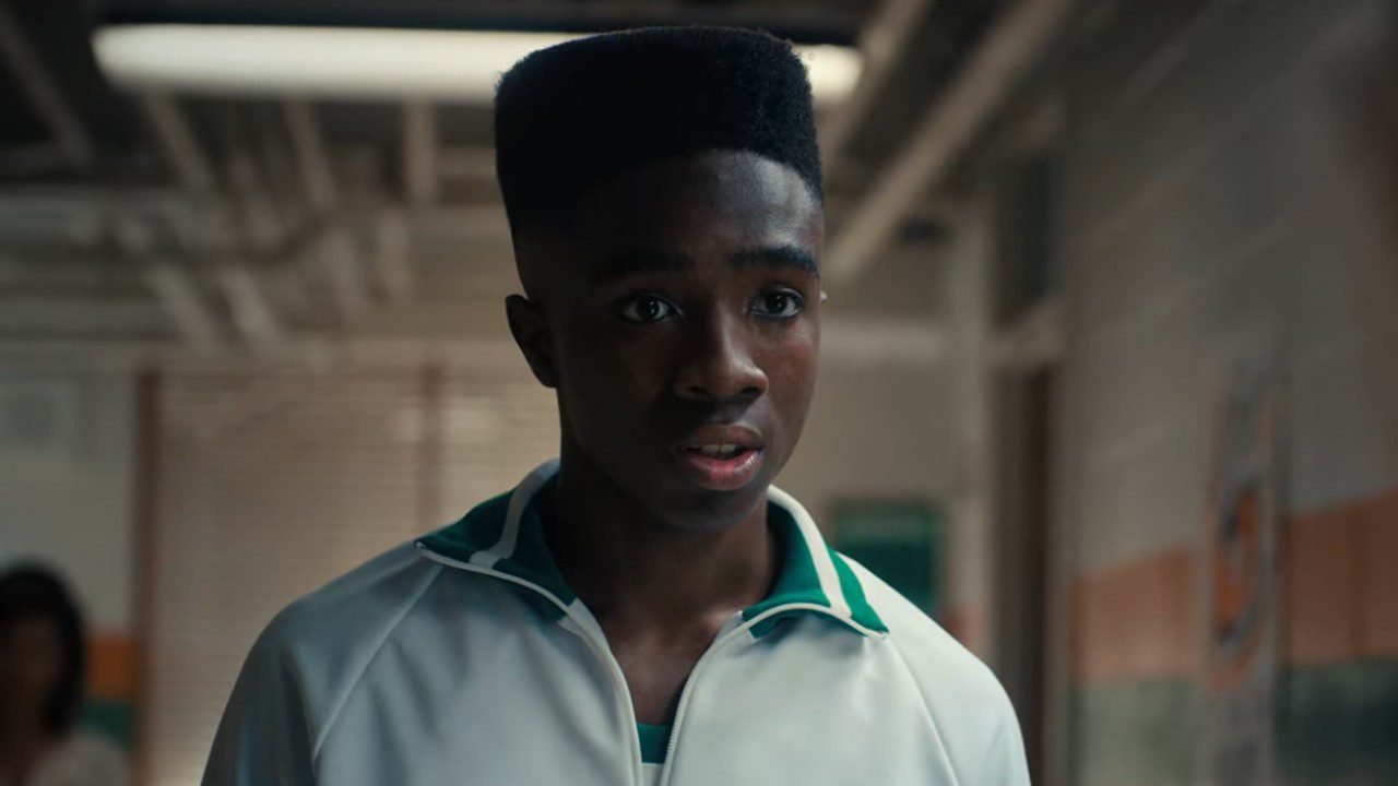 Lucas Sinclair in tenuta da Basket dalla Stagione 4 di Stranger Things