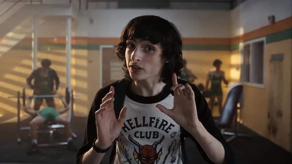 Mike Wheeler con maglia Hellfire Club