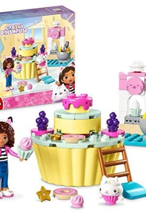 LEGO 10785 Gabby’s Dollhouse – Kitchen Fun with Sweetie, a toy featuring Gabby and Sweetie characters, a cupcake to decorate, and various accessories—perfect for girls and boys aged 4+.